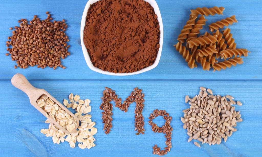 Alimenti ricchi di magnesio disposti a formare la sigla Mg, per illustrare magnesio Nutribilanciato