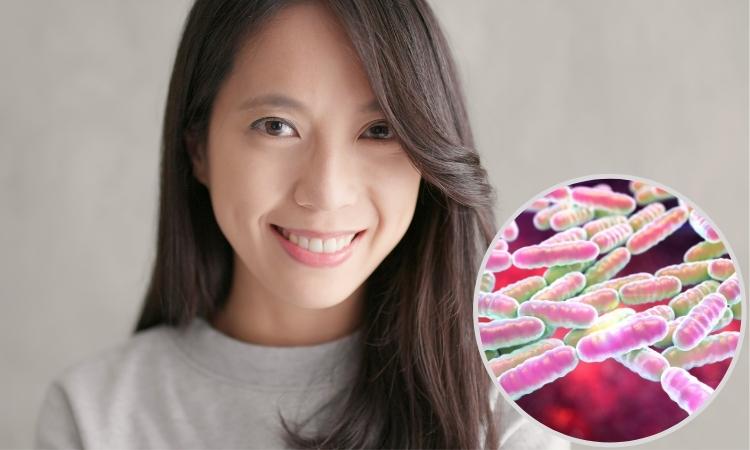 Volto di una donna affiancato da una rappresentazione del microbiota vaginale, per illustrare benefici di Lactobacillus crispatus