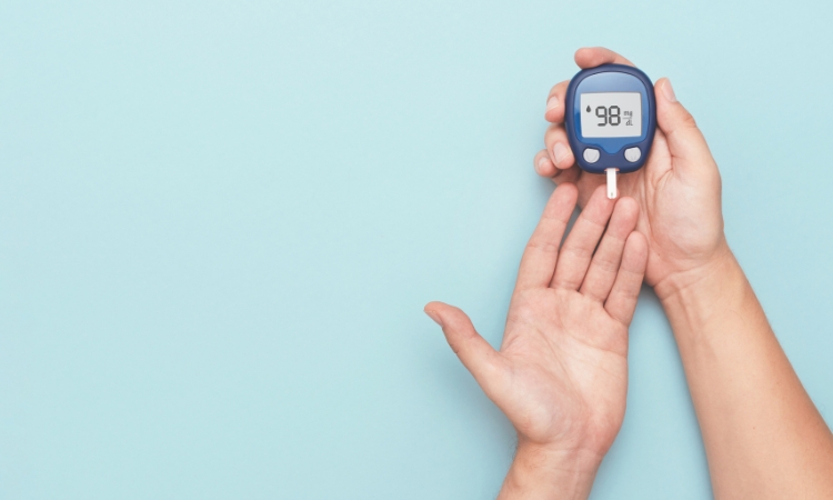 Misurazione della glicemia con glucometro, per illustrare diabete e microbiota vaginale