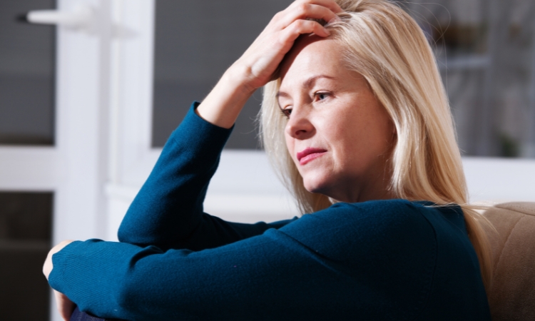 Donna con fastidio vulvare, per illustrare microbiota vulvare nell’immagine di copertina dell’articolo
